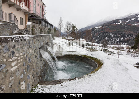 Bormio Terme, stabilimento " Bagni Nuovi': le piscine all'aperto. [Ita] Bormio, Spa, Bagni termali " Bagni Nuovi ": l'aria aperta piscine. Foto Stock