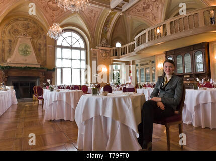Bormio Terme, stabilimento " Bagni Nuovi', Grand Hotel: il direttore Cristina Confortola nel ristorante del Salone dei Balli. [Ita] Bormio, Spa, t Foto Stock
