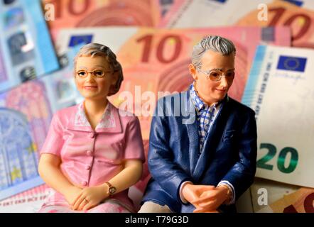 Sposato pensionato giovane, con le banconote in euro sfocati in background. denaro concetto di pensionamento Foto Stock