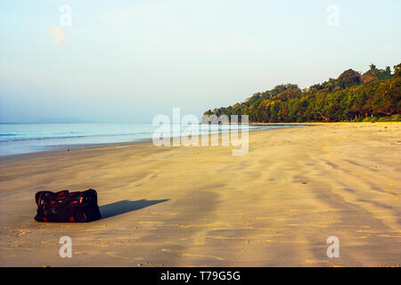 Abbandonato borsa da viaggio sulla spiaggia dell'isola di Havelock, Andaman e Nicobar Foto Stock