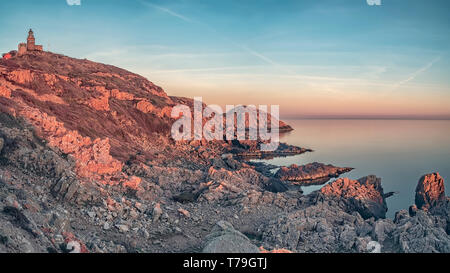 Spiaggia rocciosa e paesaggio durante l ora d'oro a Kullaberg in Svezia. Foto Stock