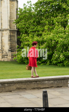 Signora orientali che posano per una foto davanti il Kings College Cambridge 2019 Foto Stock