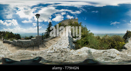 Visualizzazione panoramica a 360 gradi di Il panorama a 360 gradi di San Marino, una repubblica indipendente in Italia