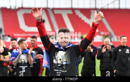 Sheffield Regno di Oliver Norwood celebra la promozione alla Premier League dopo il cielo di scommessa match del campionato a bet365 Stadium, Stoke. Foto Stock