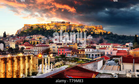 Acropolis con il Partenone tempio contro il tramonto in Atene, Grecia Foto Stock