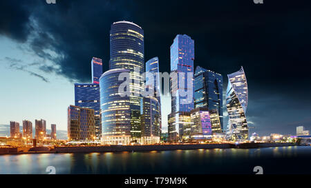 Mosca lo skyline della citta'. Centro business internazionale di notte tempo con fiume Moskva. Foto Stock