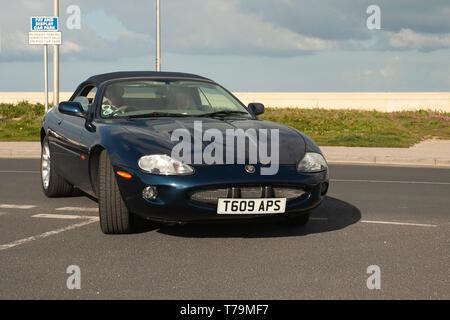 1999 blu Jaguar XKR Auto anni '90 al Cleveleys Spring Car Show presso Jubilee Gardens. Una nuova sede per le automobili classiche, veterano, retro collettibile, restaurato, amato vecchi timer, Evento storico, vintage, mostra di veicoli automobilistici di Blackpool Vehicle Preservation Group (BVPG). Foto Stock