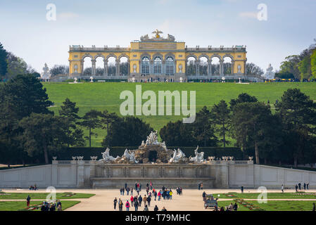 Gloriette Schonbrunn, vista la Gloriette edificio (1775) situato su una collina sopra i giardini formali di Schloss Schönbrunn a Vienna, Austria. Foto Stock