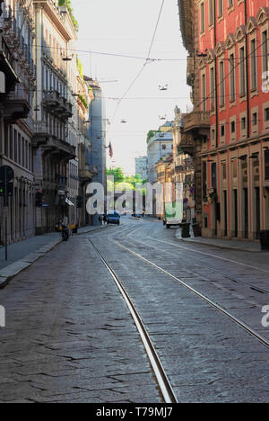 Milano - Italia, via manzoni nel quartiere della moda, all'alba senza il traffico usuali Foto Stock