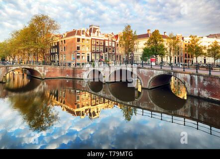 Amsterdam canal Singel con tipiche case olandesi, Olanda, Paesi Bassi. Foto Stock