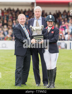 Piggy francese (GBR) riceve il trofeo di badminton in occasione della cerimonia di premiazione del 2019 Mitsubishi Motors Badminton Horse Trials Foto Stock