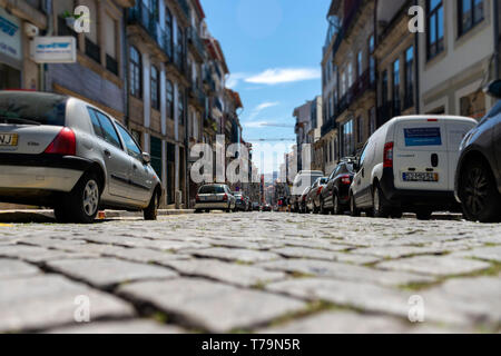 Tipica strada di ciottoli a Porto, Portogallo. Tilt & Shift blur. Foto Stock