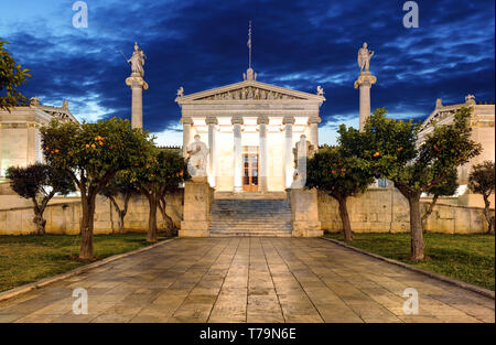 Panorama notturno di Accademia di Atene, Attica, Grecia Foto Stock