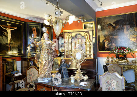 Negozio di antiquariato con interiore spirituale religioso antichità cristiana vicino al tradizionale mercato di strada in Alfama Lisbona Portogallo Europa KATHY DEWITT Foto Stock