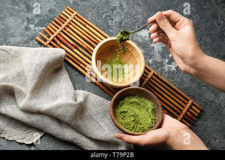 Donna preparare tè matcha, primo piano Foto Stock