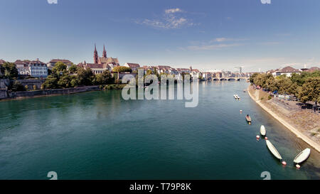 Vista sul fiume Reno e riverside Basilea dal Wettsteinbrucke in una giornata di sole in estate. Basel, Svizzera Foto Stock