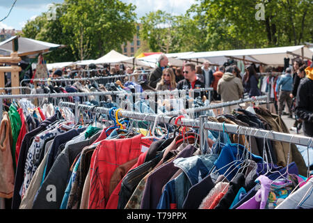 Di seconda mano abbigliamento di moda vintage sul mercato delle pulci, Berlino Foto Stock