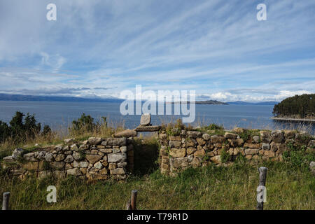 Vista la restante struttura di un vecchio tempio Inca, sito archeologico in Isla del Sol, Boliva Foto Stock