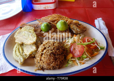 Tipico dolce dei Caraibi piatto di pesce con noce di cocco marrone di riso e patacones è servita in un ristorante sulla spiaggia in Taganga, Colombia Foto Stock