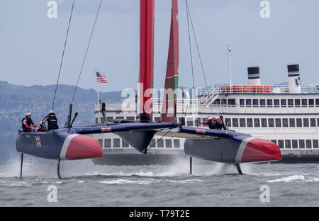 Gran Bretagna Team SailGP skipper da Dylan Fletcher in fase di riscaldamento prima della SailGP evento in San Francisco, California, Stati Uniti. Foto Stock