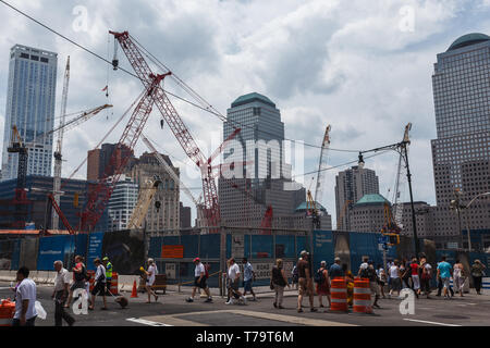 Deviazione pedonale segni e sui percorsi attorno al sito in costruzione nella parte inferiore di Manhattan a New York City Foto Stock