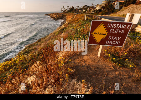 Scogliere instabile segno su rupi costiere sentiero vicino a San Diego avverte gli escursionisti di distanza Foto Stock