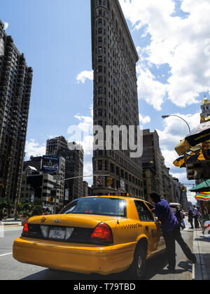 New York City architettura su strada di Lower Manhattan conosciuta per historic Flatiron Building e unico vecchio stile di architettura Foto Stock