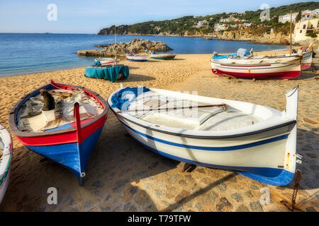 Barche tradizionali in una cittadina spagnola Calella de Palafrugell in Costa Brava. Foto Stock