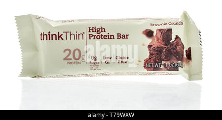 Winneconne, WI - 28 Aprile 2019: un pacchetto di Thinkthin high protein bar isolato su un background. Foto Stock