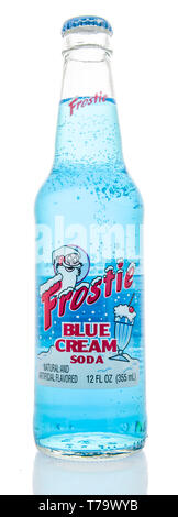 Winneconne, WI - 28 Aprile 2019: una bottiglia di Frostie blue crema di soda isolato su un background Foto Stock