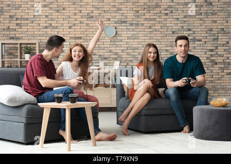 I giovani i video-giochi a casa Foto Stock