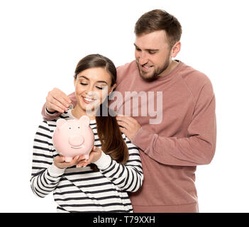 Coppia felice con il salvadanaio su sfondo bianco. Risparmio di denaro concept Foto Stock