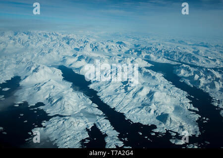 La vista delle montagne dal cockpit di un C-130 H aeromobili, Aprile 2, 2019 in Kangerlussuaq in Groenlandia. Il 118 è volato in Groenlandia in sostegno della National Science Foundation ricerca climatica di missione. (U.S. Air National Guard foto di Tech. Sgt. Tamara R. Dabney) Foto Stock