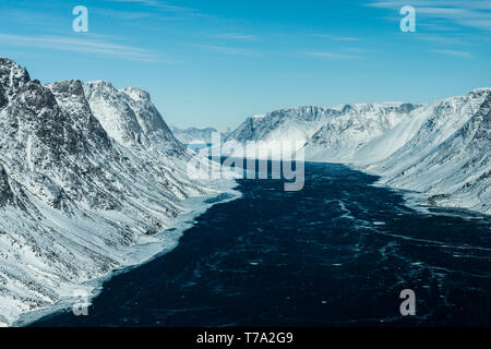 La vista delle montagne dal cockpit di un C-130 H aeromobili, Aprile 2, 2019 in Kangerlussuaq in Groenlandia. Il 118 è volato in Groenlandia in sostegno della National Science Foundation ricerca climatica di missione. (U.S. Air National Guard foto di Tech. Sgt. Tamara R. Dabney) Foto Stock