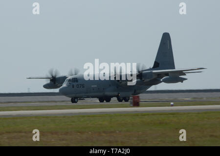I giapponesi e gli americani gli ospiti visualizza il KC-130J Super Hercules aeromobile durante la xliii Giappone marittimo Forza di Autodifesa - Marine Corps Air Station Iwakuni amicizia giorno a MCAS Iwakuni, Giappone, 5 maggio 2019. Dal 1973, MCAS Iwakuni ha tenuto un solo giorno air show progettato per favorire relazioni positive e offrire un'esperienza emozionante che visualizza il supporto comune tra Stati Uniti e Giappone. L'air show compresi vari americano e giapponese, visualizzazione statica di aeromobili, esibizioni aeree, cibo e intrattenimento. (U.S. Marine Corps photo by Lance Cpl. Kenny Nunez) Foto Stock