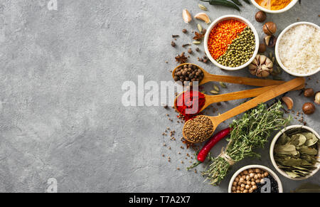 Le spezie e le erbe, riso e vari i fagioli con copia spazio su wite backgraund vista superiore Foto Stock