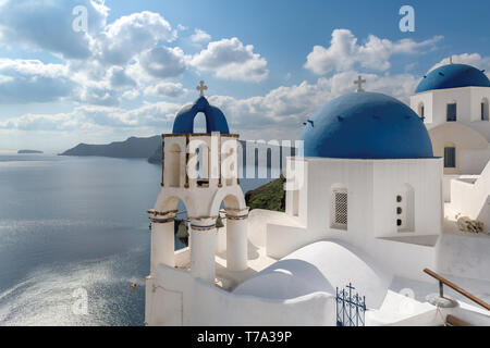 Le cupole blu chiese sulla Caldera a Oia sull'isola greca di Santorini, Grecia. Foto Stock