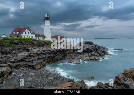 Portland faro di nuvole temporalesche a Cape Elizabeth, in New England, Maine, Stati Uniti d'America. Foto Stock