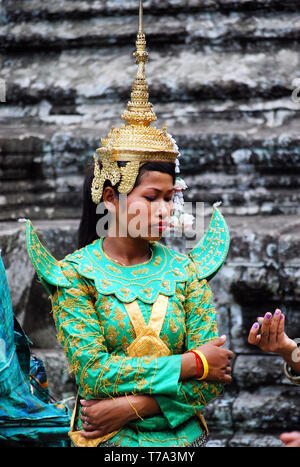 Cambdian ragazza nel tradizionale costume Apsara a Angkor Wat, Cambogia Foto Stock