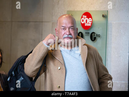 John Pienaar, vice redattore politico alla BBC News, lascia la BBC studios dopo aver presentato la sua mostra, "Pienaar politica dell'. Foto Stock