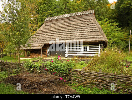 Vecchia casa in museo di architettura popolare di Sanok. Subcarpathian voivodato. Polonia Foto Stock