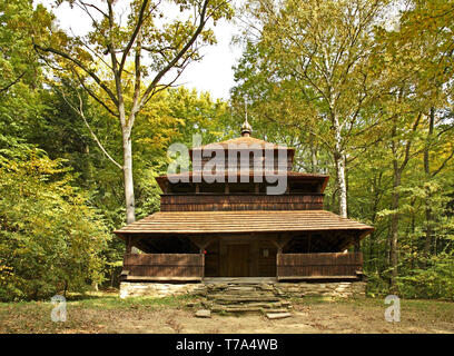 Vecchia chiesa nel museo di architettura popolare di Sanok. Subcarpathian voivodato. Polonia Foto Stock