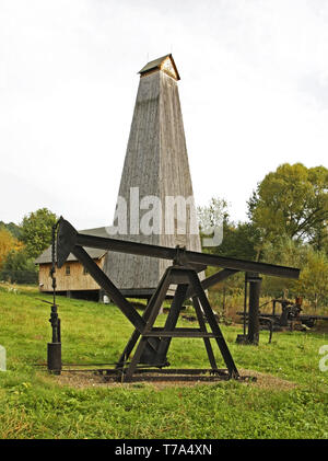 Pumpjack olio nel Museo di architettura popolare. Sanok. Subcarpathian voivodato. Polonia Foto Stock