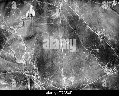 Una notevole in bianco e nero antenna British fotografia scattata il 6 giugno 1916 durante la Prima Guerra Mondiale, mostrando chiaramente due bombe cadute da aerei su obiettivi in Francia settentrionale. Foto Stock