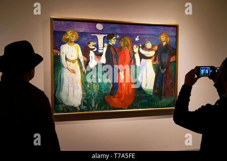 I visitatori di fronte alla danza di vita. 1925 da Edvard Munch.il museo di Munch. Oslo.Norvegia Foto Stock