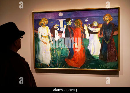 Un visitatore guardando la danza della vita. 1925 da Edvard Munch.il museo di Munch. Oslo.Norvegia Foto Stock