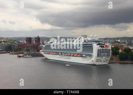 Oslo, Norvegia - 15 Giugno 2012: Сruise liner su parcheggio in porto Foto Stock