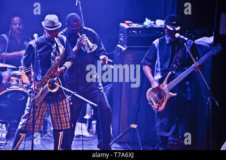 Fisbone membri originali Angelo Moore (sax), Walter Kibby (tromba) e Norwood Fisher (bass) Foto Stock