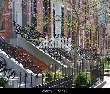 Eleganti ringhiere in ghisa in Boston South End. Esecuzione di pattern di rose sul corrimano decorativo, granito di gradini di pietra, facciate in mattoni, bright foglie a molla Foto Stock