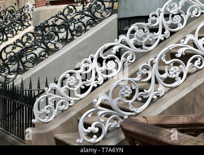 Esecuzione di pattern di rose. Ghisa corrimano decorativo in Boston South End Foto Stock